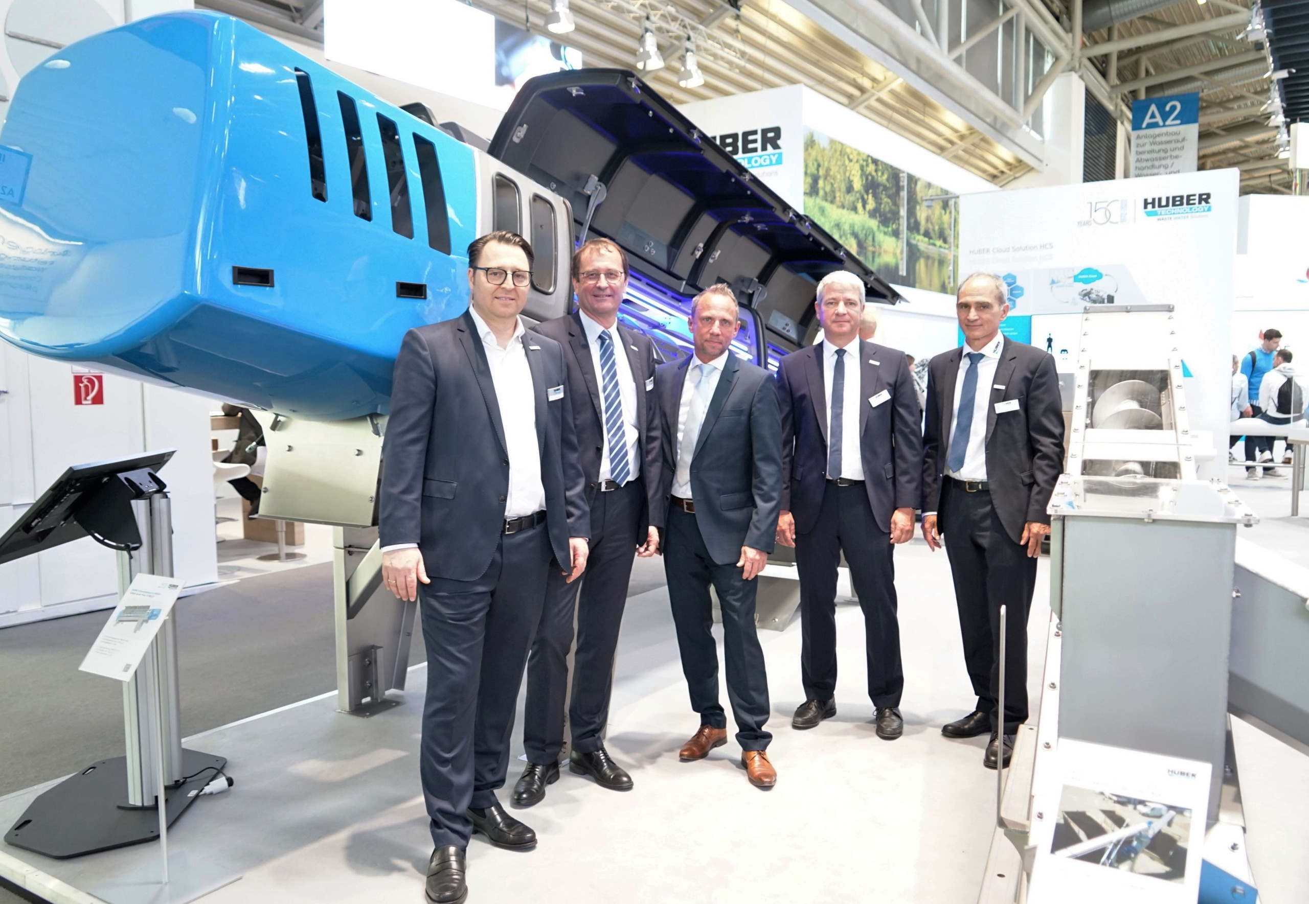 Namhafter Besuch: Thorsten Glauber (Bayerischer Staatsminister für Umwelt, Mitte) erhielt von den HUBER-Vorständen eine Führung über den Messestand. Namhafter Besuch: Thorsten Glauber (Bayerischer Staatsminister für Umwelt und Verbraucherschutz, Mitte) erhielt von den HUBER-Vorständen eine Führung über den Messestand.