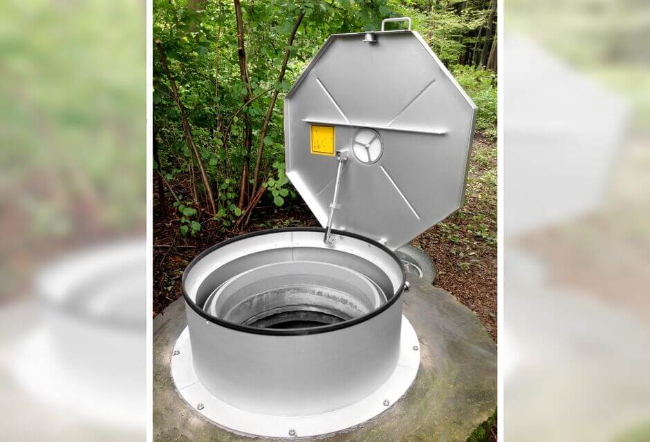 HUBER manhole cover SD2 with raised frame and pollen filter in the hood HUBER manhole cover SD2 with raised frame and pollen filter in the hood