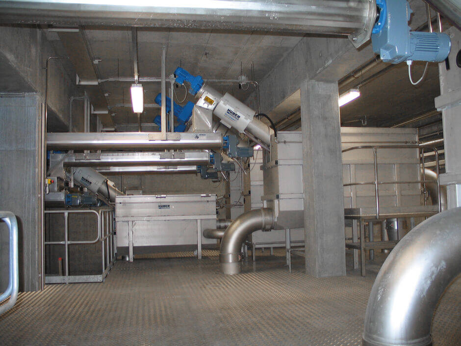 HUBER Screen ROTAMAT® in a tank for mechanical pretreatment of wastewater.