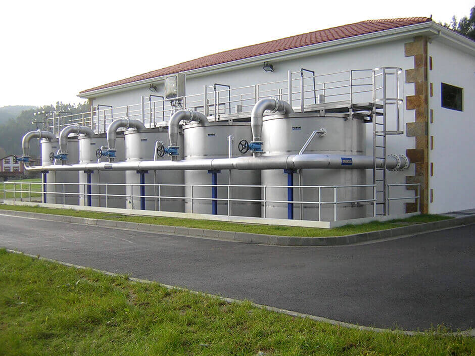 Advanced wastewater treatment: Separation of filterable substances in the HUBER CONTIFLOW® sand filter and subsequent elimination of trace substances in the HUBER CONTIFLOW® GAK activated carbon filter.