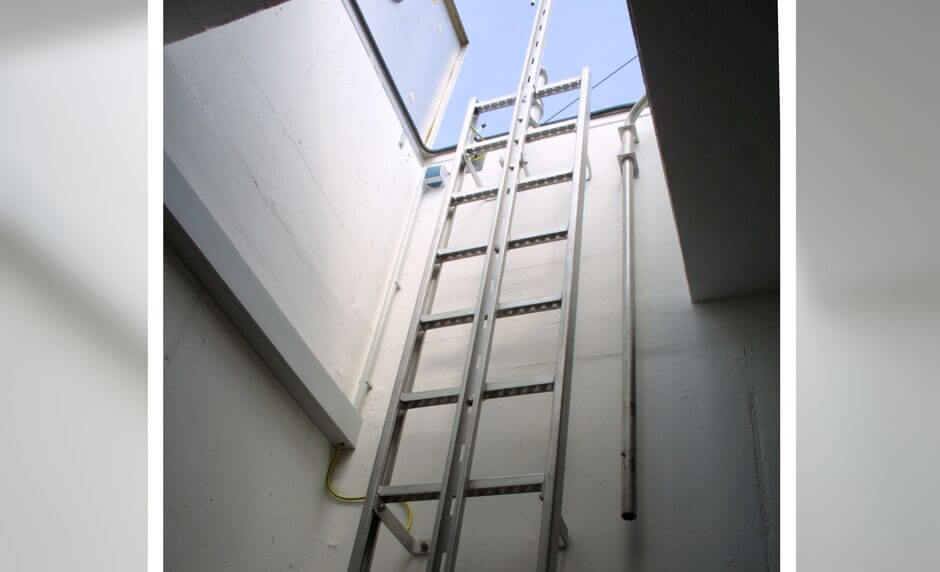 Escada de acesso de segurança com guarda-corpo de segurança SiS2 Escada de acesso de segurança com guarda-corpo de segurança SiS2