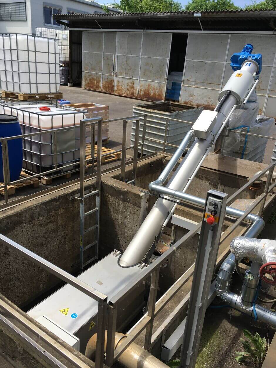 The Micro Strainer HUBER ROTAMAT® Ro9 removes hair and fibres from the wastewater of a leather factory.