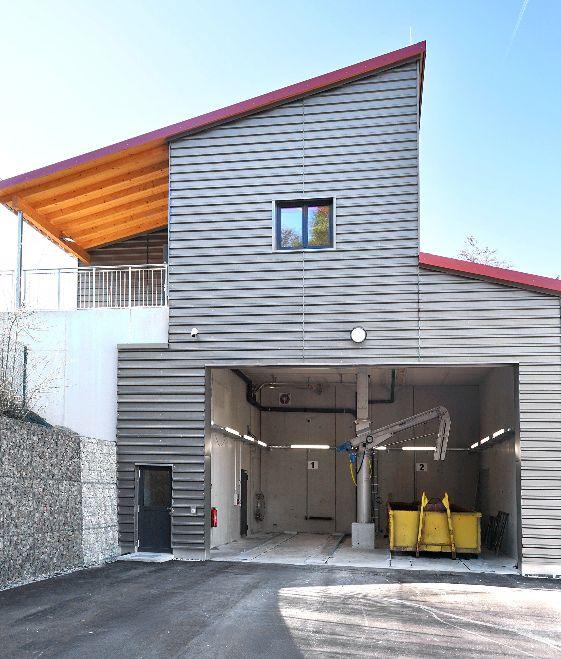 Two-storey dewatering building at the Parsberg sewage treatment plant with container collection area