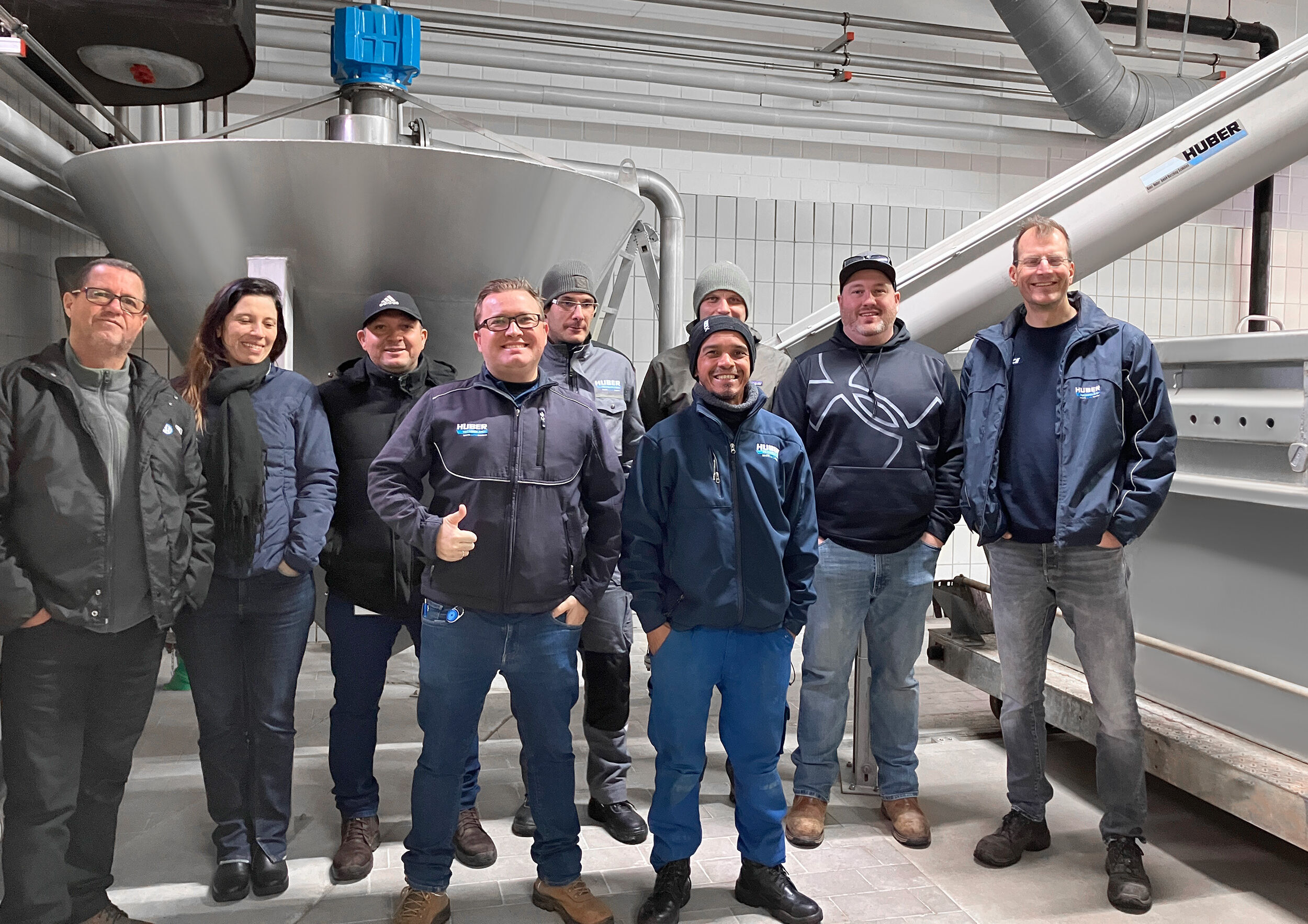 Knowledge transfer taking place directly at the wastewater treatment plant, alongside our HUBER service specialists.