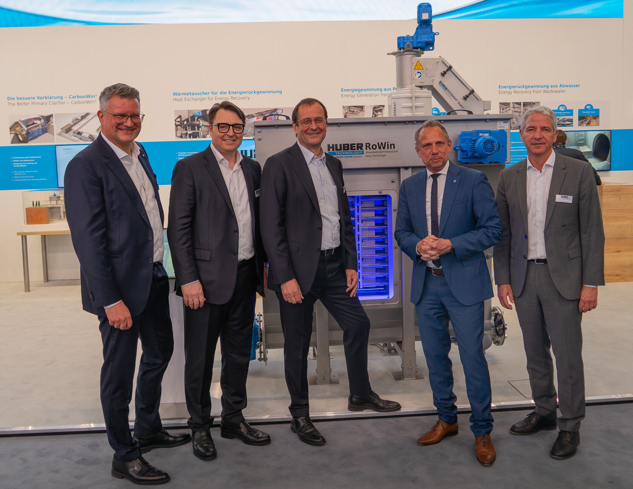 Bayerns Umweltminister Thorsten Glauber besuchte den HUBER-Stand und zeigte sich im Gespräch mit dem Vorstand u.a. vom Abwasserwärmetauscher RoWin des Unternehmens beeindruckt. Auf dem Foto von rechts nach links: Georg Huber (Vorstandsvorsitzender und Gesellschafter), Staatsminister Thorsten Glauber, Rainer Köhler (Vorstand Technologie), Dr.-Ing. Oliver Rong (stellv. Vorstandsvorsitzender und Vorstand Technik & Produktion), Franz Heindl (Vorstand Vertrieb)