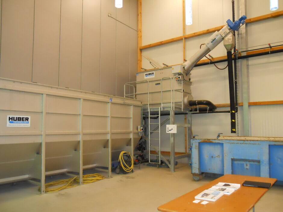 Mechanical pre-treatment of vegetable wash water: The HUBER Micro Strainer ROTAMAT® Ro9 removes solids and the grit is separated in the subsequent HUBER Long Grit Trap Ro6.