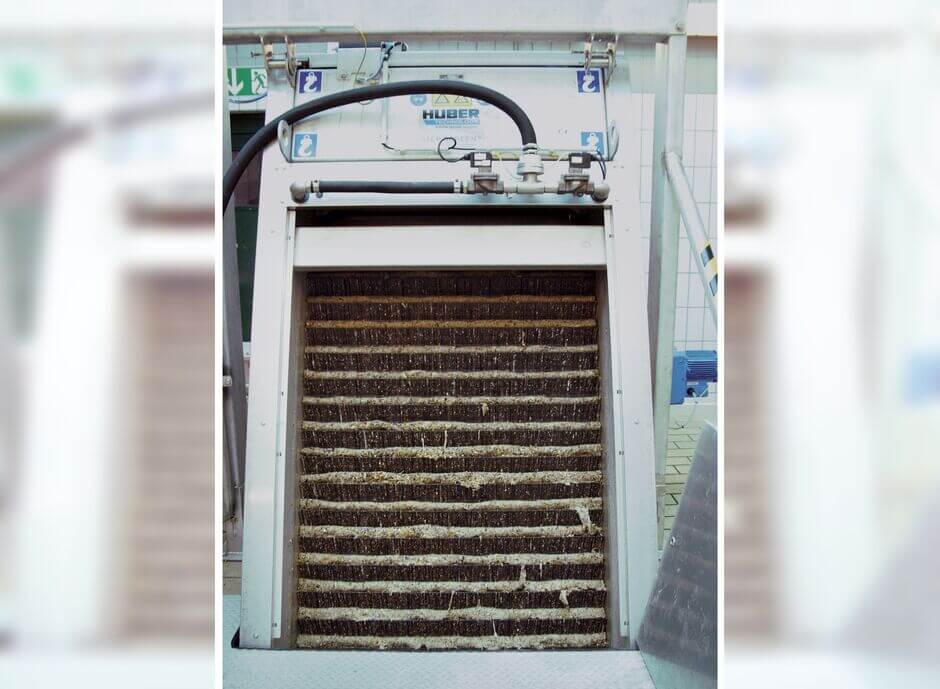 HUBER Fine Screen STEP SCREEN® SSV: very high separation capacity due to the fine slot widths and the produced screenings carpet HUBER Fine Screen STEP SCREEN® SSV: very high separation capacity due to the fine slot widths and the produced screenings carpet