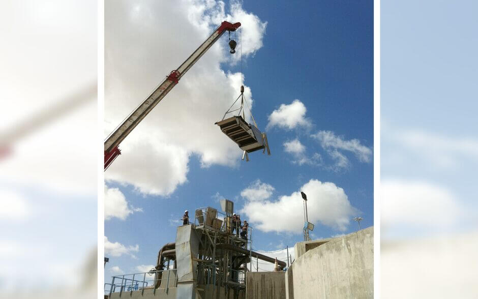 Lifting of a HUBER STEP SCREEN® SSF into the channel Lifting of a HUBER STEP SCREEN® SSF into the channel