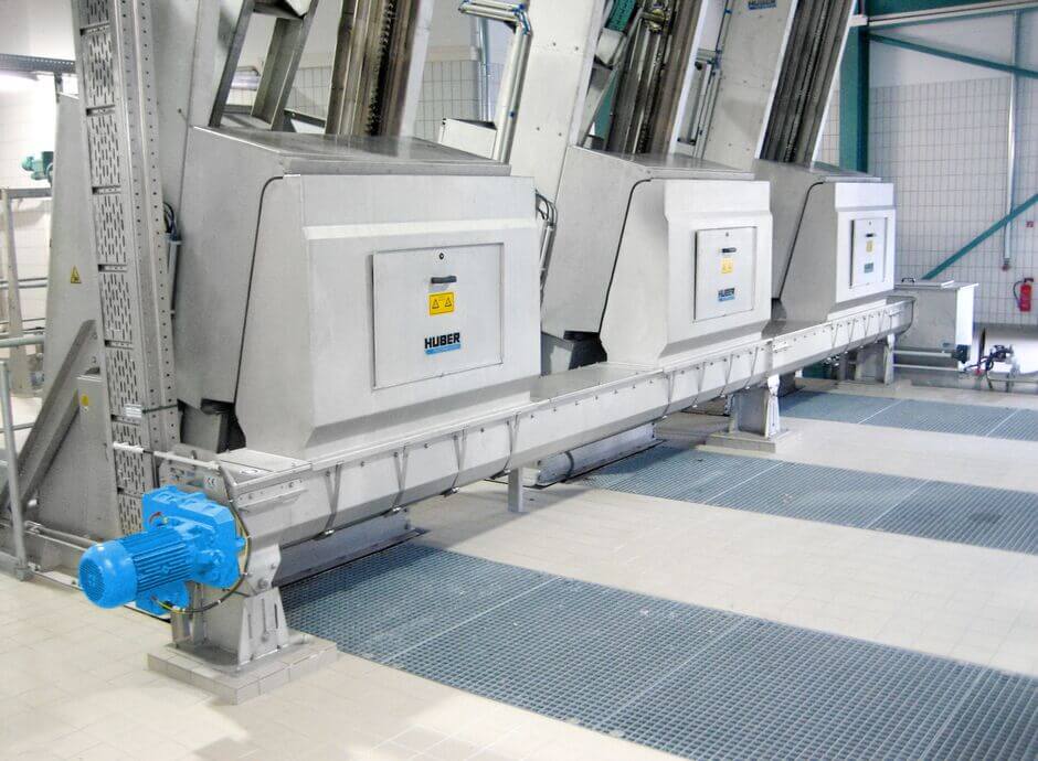 Three screens discharging screenings into a HUBER Screw Conveyor Ro8 T Three screens discharging screenings into a HUBER Screw Conveyor Ro8 T.