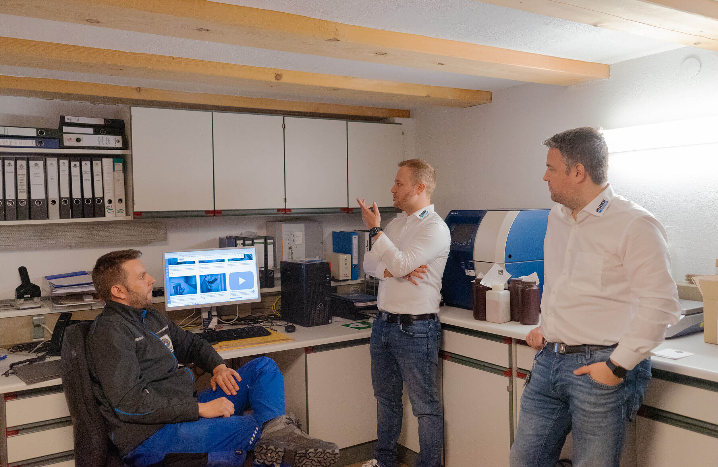 Christian Meier (centre) discussing the HUBER Digital Platform with Florian Reinhold (left, Gutmann Brewery) and Global Service employee Christian Thede (right). csm-img-casestudy-25-05-gutmann-01-b003dcceb4
