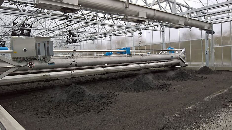 Automated sludge feeding with screw conveyors for solar drying with the HUBER Sludge Turner SOLSTICE®