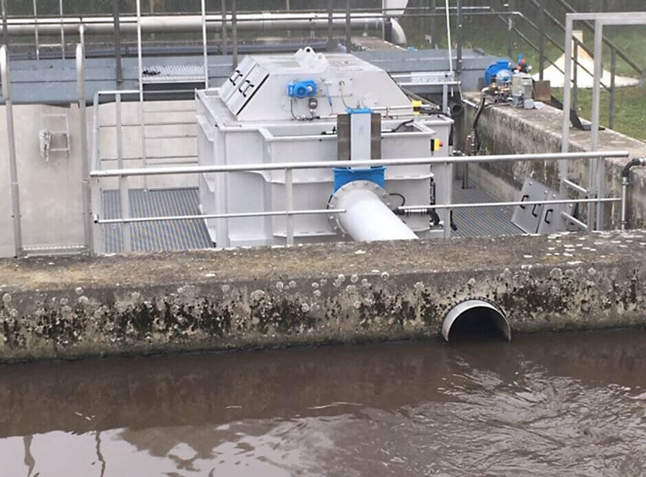 HUBER Trommelsieb LIQUID Mesh anstelle einer kosten-und platzintensiven Vorklärung. Lediglich 1/10 des Platzbedarfs einer Vorklärung notwendig. HUBER Trommelsieb LIQUID Mesh anstelle einer kosten-und platzintensiven Vorklärung. Lediglich 1/10 des Platzbedarfs einer Vorklärung notwendig.