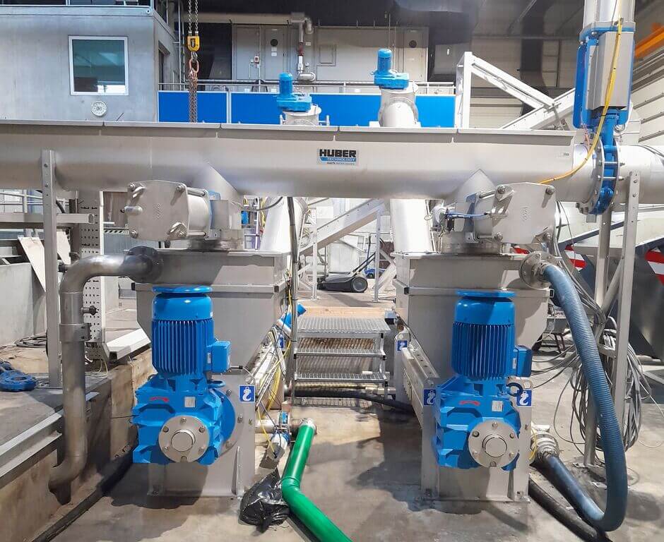 Parallel arrangement of two HUBER Screenings Wash Presses WAP® SL HP: a powerful drive ensures high dewatering performance. Parallel arrangement of two HUBER Screenings Wash Presses WAP® SL HP: a powerful drive ensures high dewatering performance.