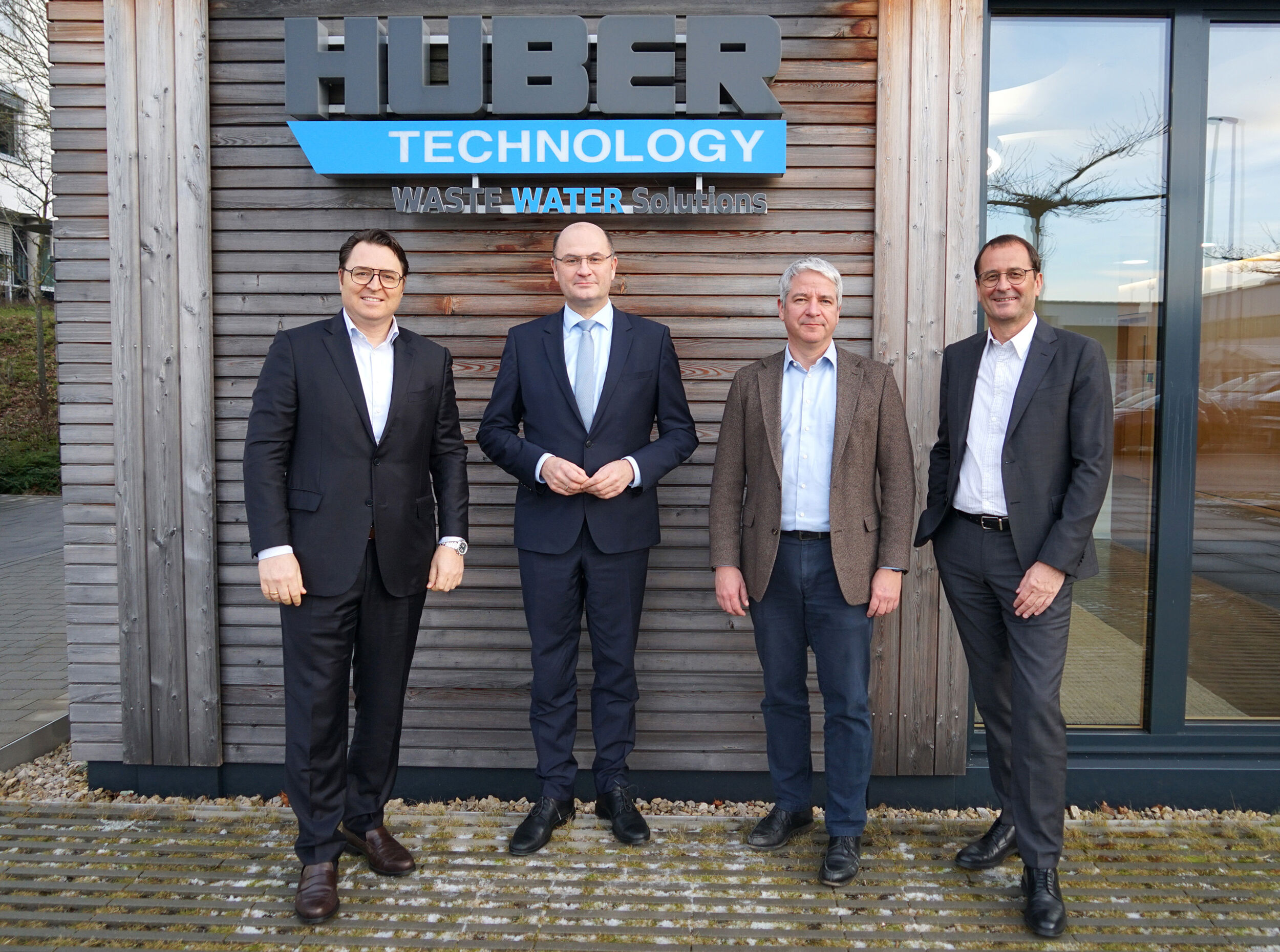 Bayerns Finanz- und Heimatminister Albert Füracker (2.v.l.) mit den HUBER-Vorständen Georg Huber (2.v.r.), Dr. Oliver Rong (l.) und Rainer Köhler (r.)