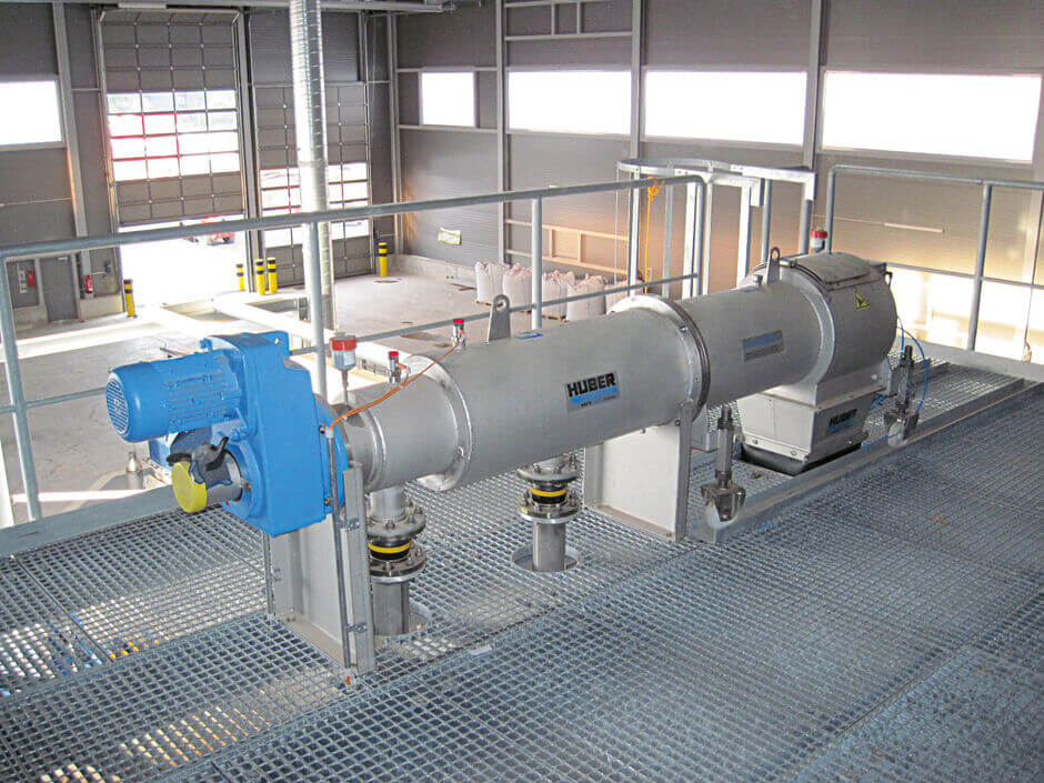 O purificador de lamas HUBER STRAINPRESS® separa matérias estranhas como partículas plásticas e as desidrata ao mesmo tempo — reduzindo assim os custos.