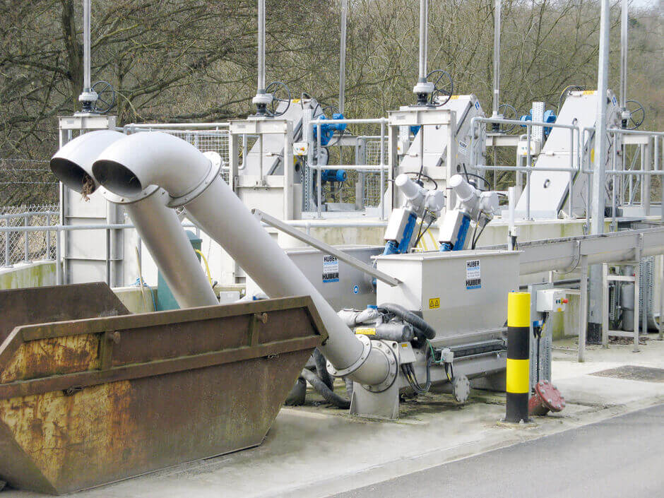 HUBER Waschpresse WAP® L beschickt durch eine offen Schwemmrinne. Redundanter Waschpressenbetrieb durch entsprechende Schieberstellung. HUBER Waschpresse WAP® L mit Schwemmrinnenbeschickung und redundantem Betrieb