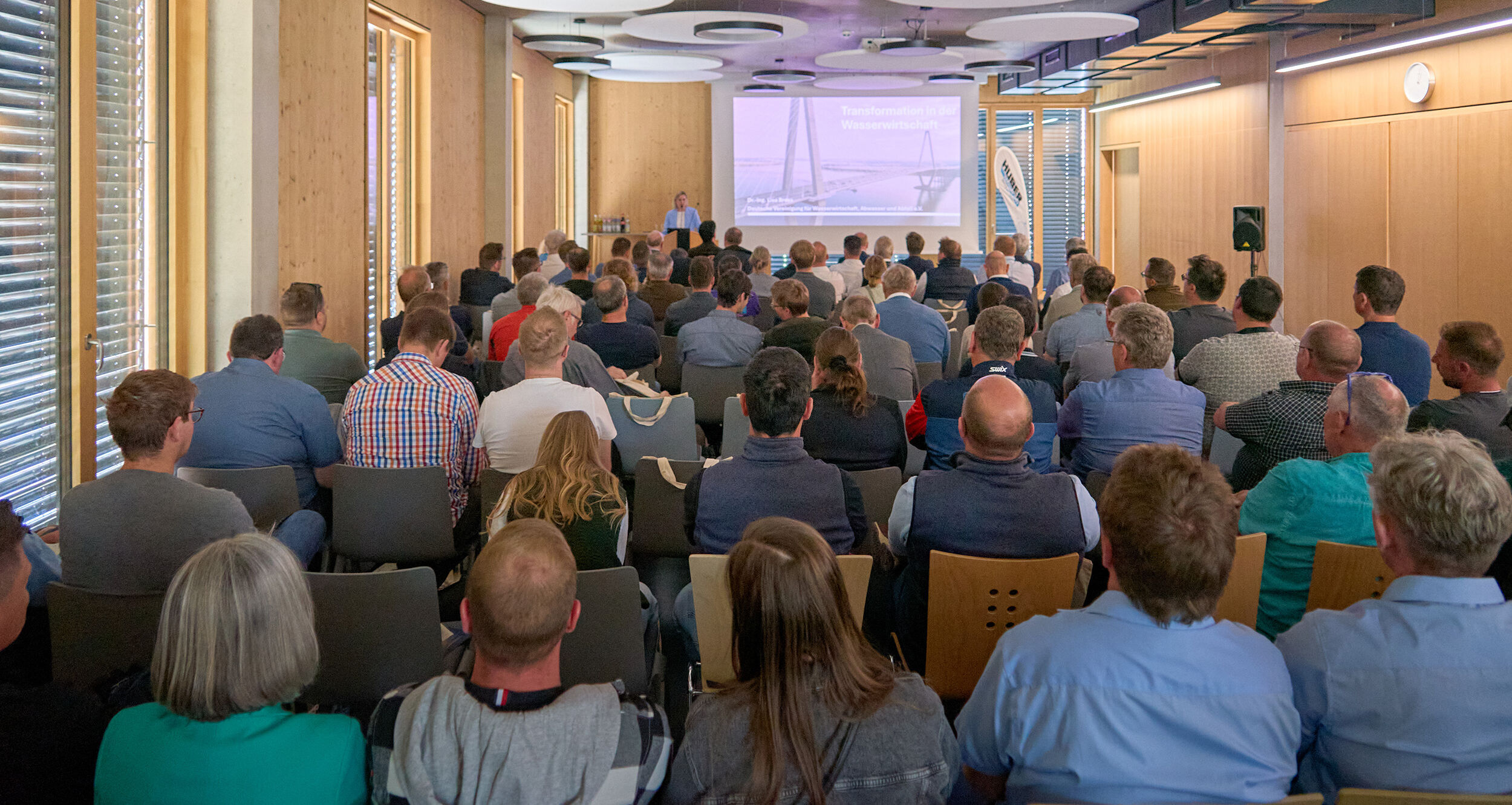 Hochkarätige Fachvorträge beim HUBER Abwassersymposium 2025, darunter die Keynote von Dr.-Ing. Lisa Broß, Geschäftsführerin DWA Deutsche Vereinigung für Wasserwirtschaft, Abwasser und Abfall e. V. Hochkarätige Fachvorträge beim HUBER Abwassersymposium 2025, darunter die Keynote von Dr.-Ing. Lisa Broß, Geschäftsführerin DWA Deutsche Vereinigung für Wasserwirtschaft, Abwasser und Abfall e. V.