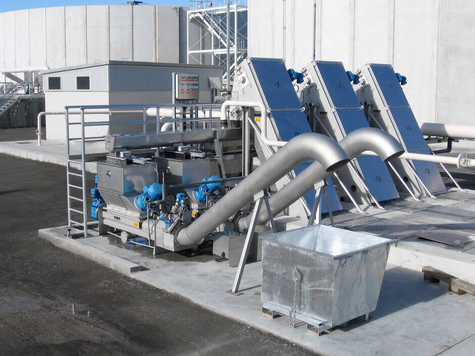 Drei HUBER Lochblech-Umlaufrechen EscaMax® beschicken mit einer Schwemmrinne zwei HUBER Waschpressen WAP SL HP Drei HUBER Lochblech-Umlaufrechen EscaMax® beschicken mit einer Schwemmrinne zwei HUBER Waschpressen WAP SL HP