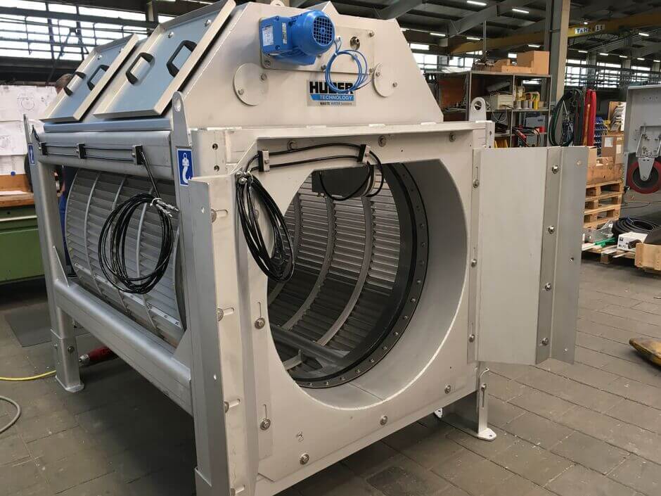 HUBER Trommelsieb LIQUID STAR zum Schutz von Platten-und Hohlfasermembran. Gefaltetes 1 mm Lochblech für maximale hydraulische Durchsatzleistungen HUBER Trommelsieb LIQUID STAR zum Schutz von Platten-und Hohlfasermembran. Gefaltetes 1 mm Lochblech für maximale hydraulische Durchsatzleistungen