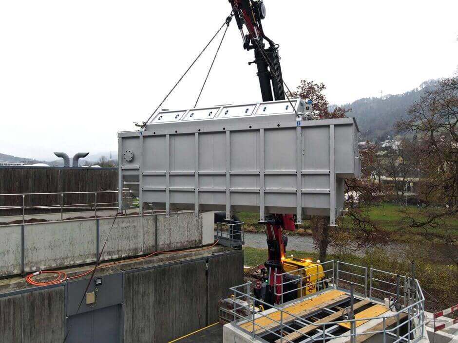 Montage eines HUBER Trommelsiebes LIQUID als Behältermaschine in Freiluftaufstellung anstelle eines Vorklärbeckens Montage eines HUBER Trommelsiebes LIQUID als Behältermaschine in Freiluftaufstellung anstelle eines Vorklärbeckens