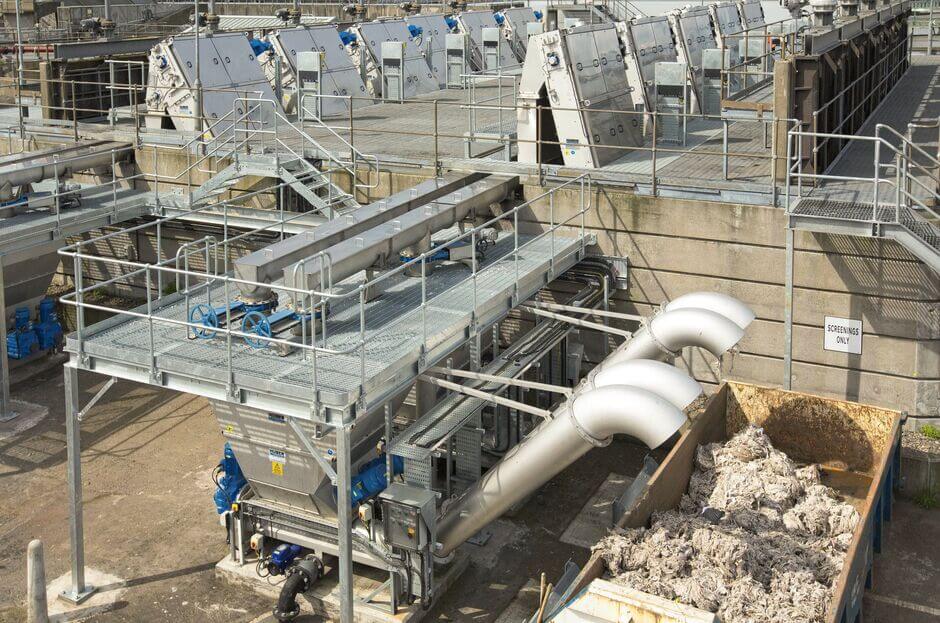 Transport von entwässertem und behandeltem Rechengut von der HUBER Waschpresse WAP® SL in einen Container HUBER Waschpressen der WAP® Familie