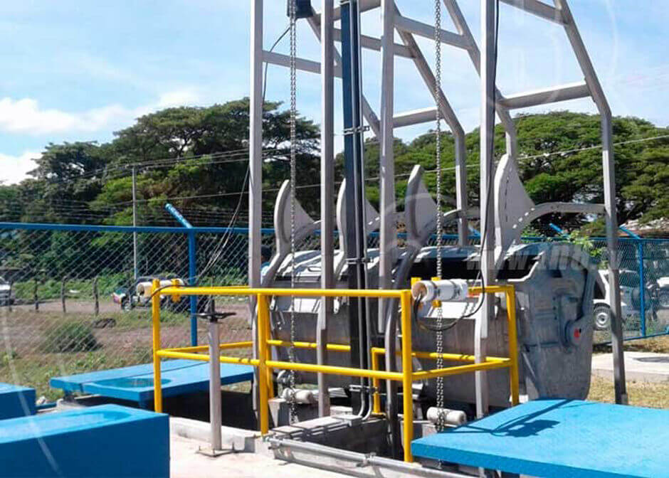 Two parallel Basket Screens HUBER CageLift installed directly in a pumping station to save space.