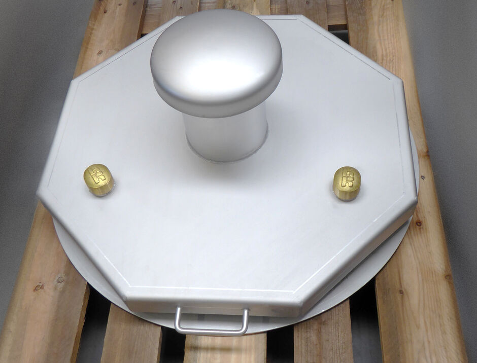 Round HUBER manhole cover SD4-RC3 with air vent Round HUBER manhole cover SD4-RC3 with air vent