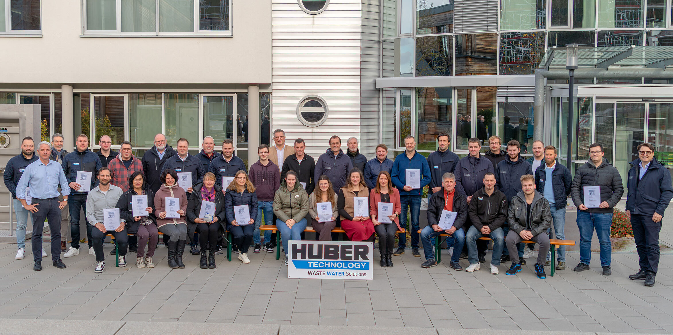 Due to the high number of employees celebrating anniversaries, the celebrations were divided into two events. The first event honoured employees who had been with the company for 10 or 20 years