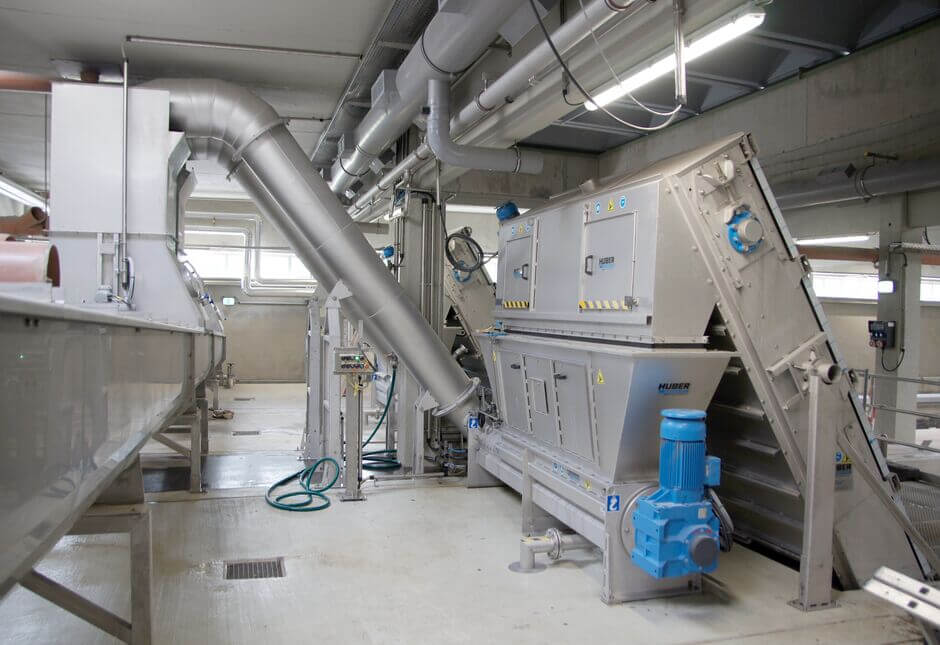 Großtechnische Rechengutbehandlung mit Abwurf in eine zentrale Förderschnecke Großtechnische Rechengutbehandlung mit Abwurf in eine zentrale Förderschnecke