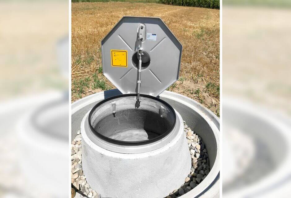 HUBER manhole cover SD2 with gas assisted spring damper for easy opening HUBER manhole cover SD2 with gas assisted spring damper for easy opening