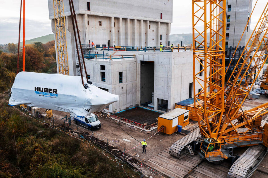Lifting a Disc Dryer with a caterpillar crane Lifting a Disc Dryer with a caterpillar crane