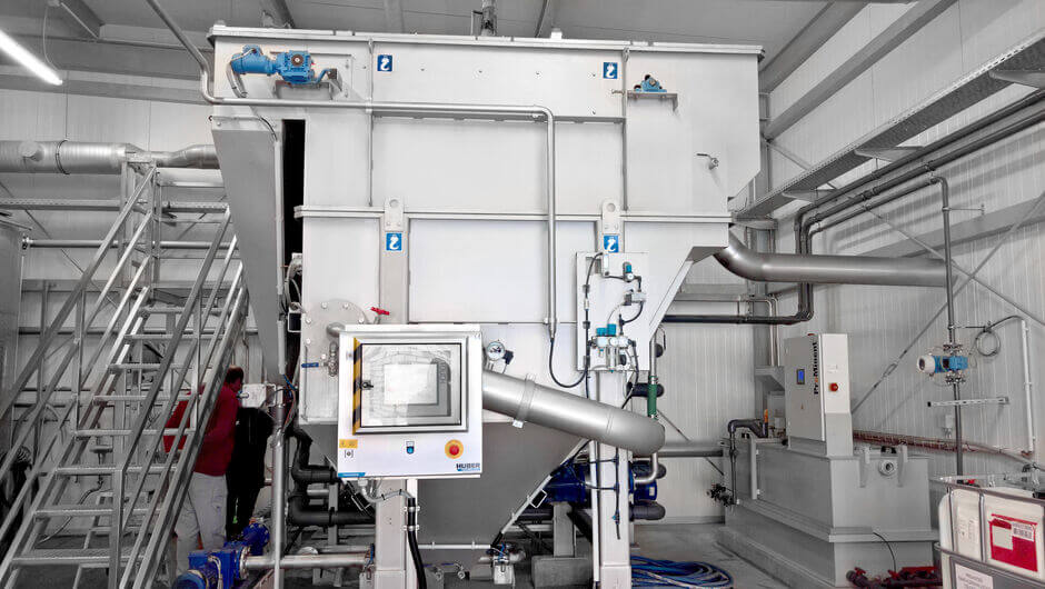 The HUBER Dissolved Air Flotation HDF is the solution
for advanced process wastewater treatment to reuse the
recovered clear water for the plastics recycling process.