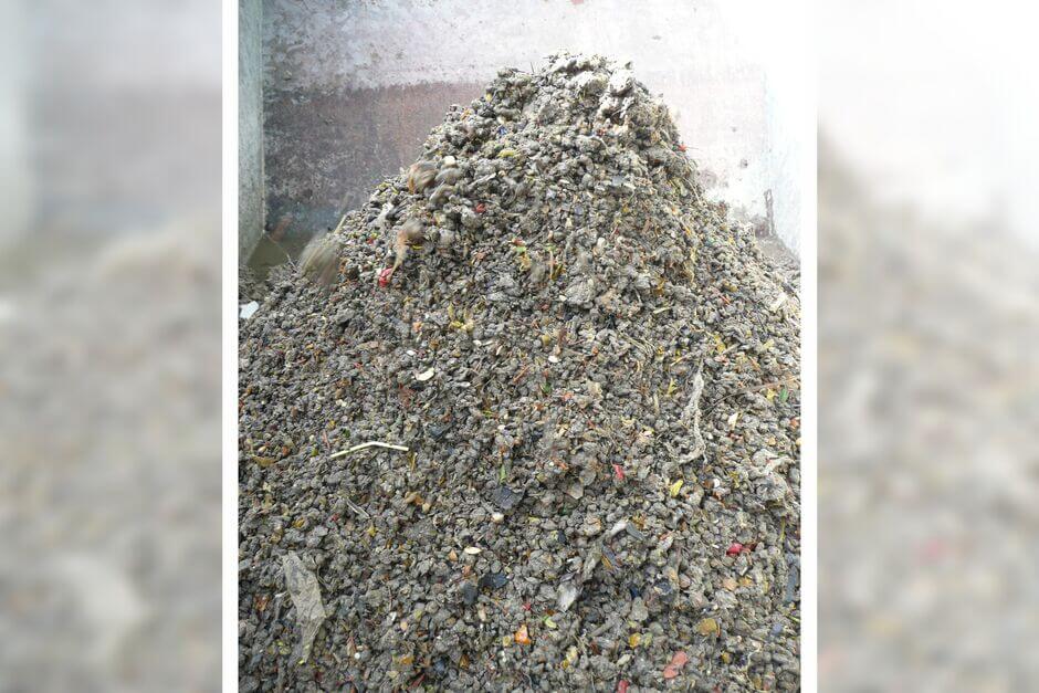 Material grosso desidratado, fibras e partículas plásticas de uma STRAINPRESS® Material grosso desidratado, fibras e partículas plásticas de uma STRAINPRESS®