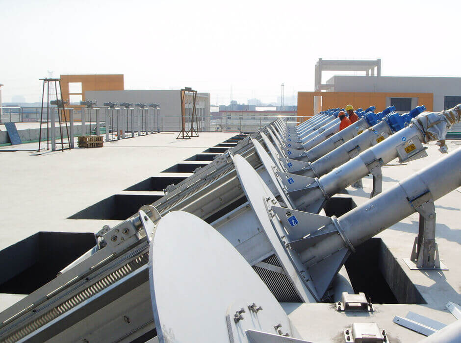 Parallele Installation mehrerer HUBER Feinstrechen ROTAMAT® Ro1 direkt im Gerinne Parallele Installation mehrerer HUBER Feinstrechen ROTAMAT® Ro1 direkt im Gerinne