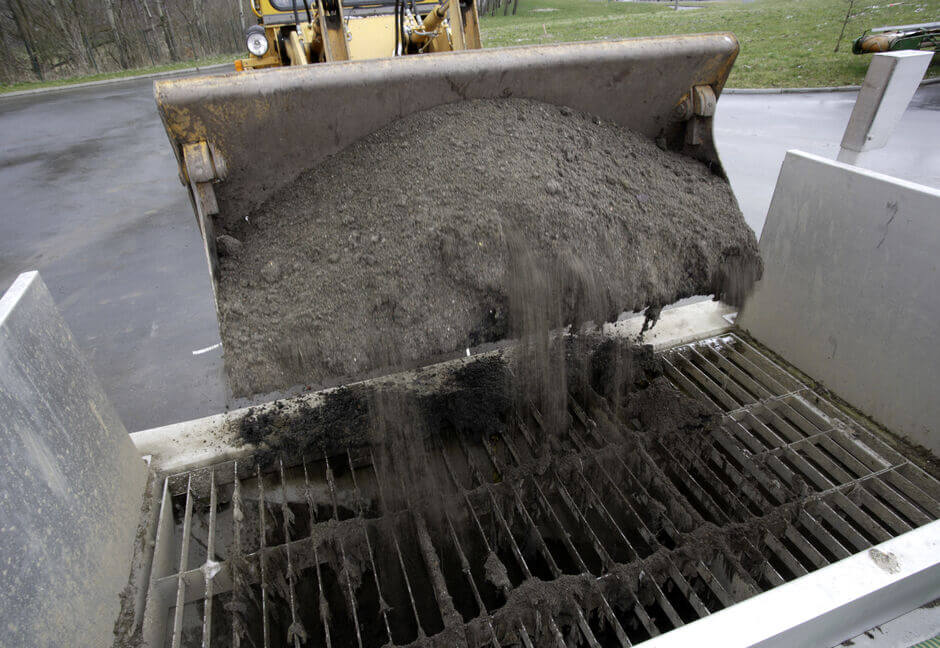 Wheel loader fills the feed hopper with raw material.