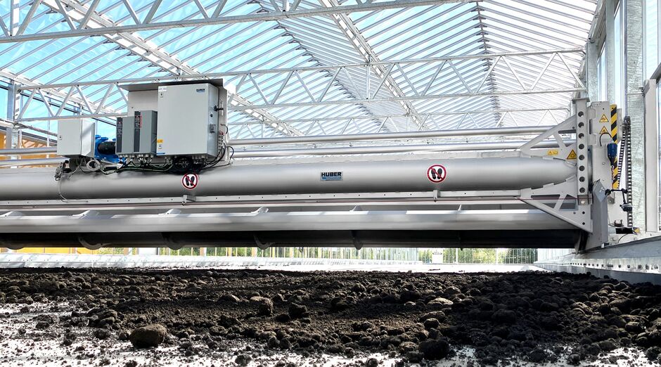 HUBER Sludge Turner SOLSTICE® FloorRunner above the drying bed HUBER Sludge Turner SOLSTICE® FloorRunner above the drying bed