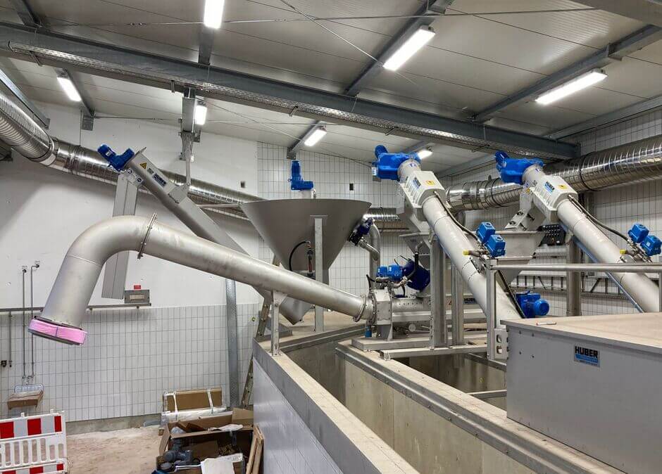 HUBER Rotary Drum Fine Screens ROTAMAT® Ro2 feed a HUBER Screenings Wash Press WAP® SL: optimum washout and dewatering to 35-40% DR HUBER Rotary Drum Fine Screens ROTAMAT® Ro2 feed a HUBER Screenings Wash Press WAP® SL: optimum washout and dewatering to 35-40% DR