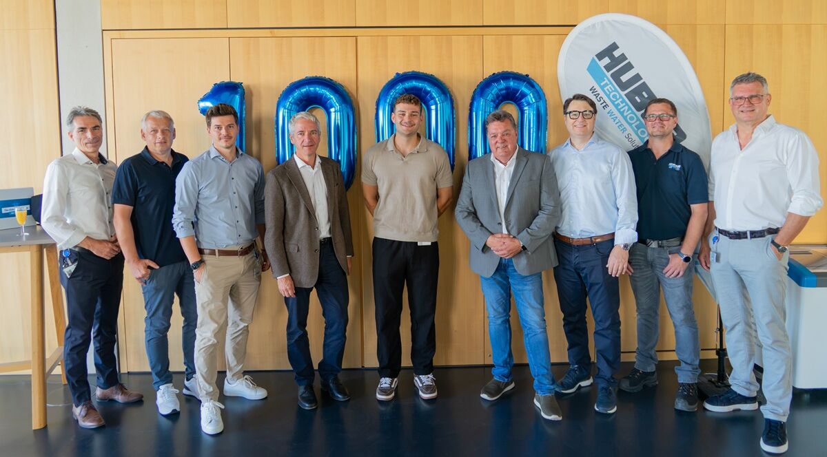 HUBER SE’s 1,000th employee: David Böhm (centre) with Franz Heindl (Chief Sales Officer), Markus Klebl (Chairman of the Works Council), Dr Oliver Rong (Vice CEO and Chief Technical & Production Officer), Paul Neumaier (Head of Global Service), Georg Huber HUBER SE’s 1,000th employee: David Böhm (centre) with Franz Heindl (Chief Sales Officer), Markus Klebl (Chairman of the Works Council), Dr Oliver Rong (Vice CEO and Chief Technical & Production Officer), Paul Neumaier (Head of Global Service), Georg Huber (Shareholder and CEO), Simon Schmaußer (Group Manager Service Sales International), Josef Stephan (Team Leader, Service Sales Germany/Austria/Luxembourg), Michael Hiller (Head of Human Resources), from right to left.