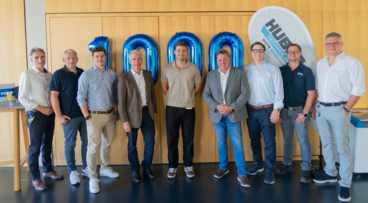 HUBER SE’s 1,000th employee: David Böhm (centre) with Franz Heindl (Chief Sales Officer), Markus Klebl (Chairman of the Works Council), Dr Oliver Rong (Vice CEO and Chief Technical & Production Officer), Paul Neumaier (Head of HUBER SE’s 1,000th employee: David Böhm (centre) with Franz Heindl (Chief Sales Officer), Markus Klebl (Chairman of the Works Council), Dr Oliver Rong (Vice CEO and Chief Technical & Production Officer), Paul Neumaier (Head of Global Service), Georg Huber (Shareholder and CEO), Simon Schmaußer (Group Manager Service Sales International), Josef Stephan (Team Leader, Service Sales Germany/Austria/Luxembourg), Michael Hiller (Head of Human Resources), from right to left.