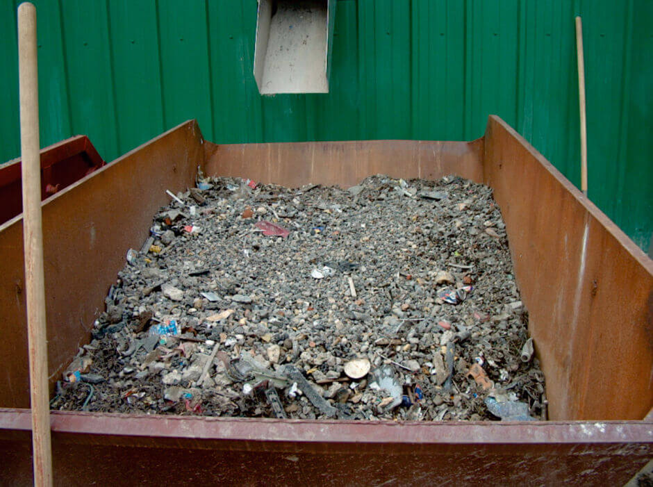 Coarse material > 10 mm screened and washed out by the HUBER washing drum RoSF9.