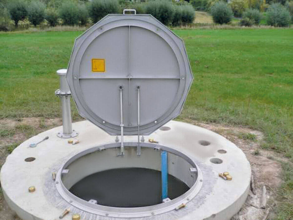 HUBER manhole cover SD6, round type, watertight up to 197 in. / 5 m HUBER manhole cover SD6, round type, watertight up to 197 in. / 5 m