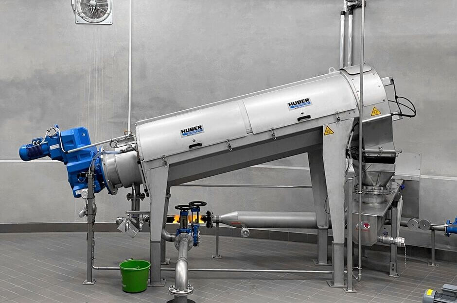 HUBER Schneckenpresse Q-PRESS® 440.2 zur Entwässerung von Überschussschlamm mit 85 kgTR/h HUBER Schneckenpresse Q-PRESS® 440.2 zur Entwässerung von Überschussschlamm mit 85 kgTR/h