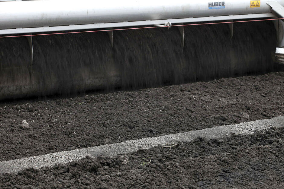 The HUBER Sludge Turner SOLSTICE® ensures an optimal drying bed – the sludge is spread, granulated, aerated, turned and backmixed The HUBER Sludge Turner SOLSTICE® ensures an optimal drying bed – the sludge is spread, granulated, aerated, turned and backmixed