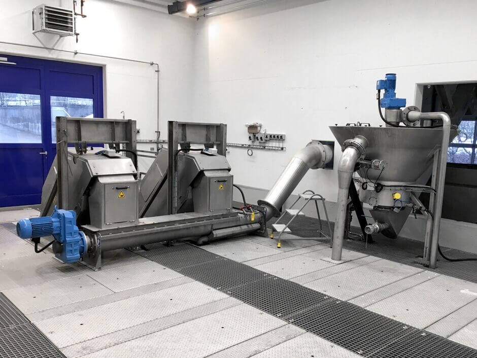 2 parallel installierte Rechen tragen in eine Rechengutwaschpresse WAP® aus 2 parallel installierte Rechen tragen in eine Rechengutwaschpresse WAP® aus