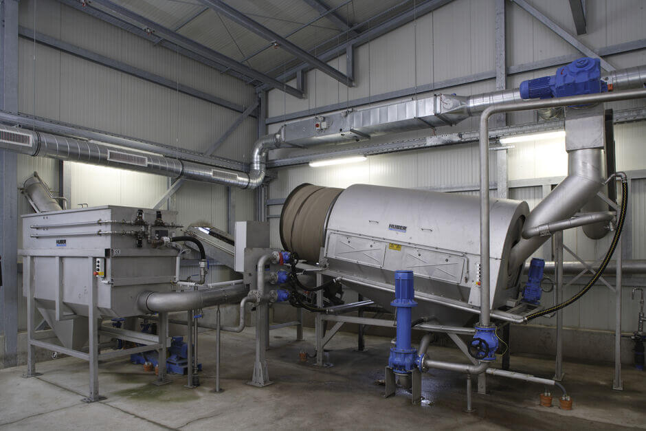The HUBER Wash Drum RoSF9 (right in picture) for coarse material separation and the HUBER Screen ROTAMAT Ro2 (left in picture) for wash water treatment.