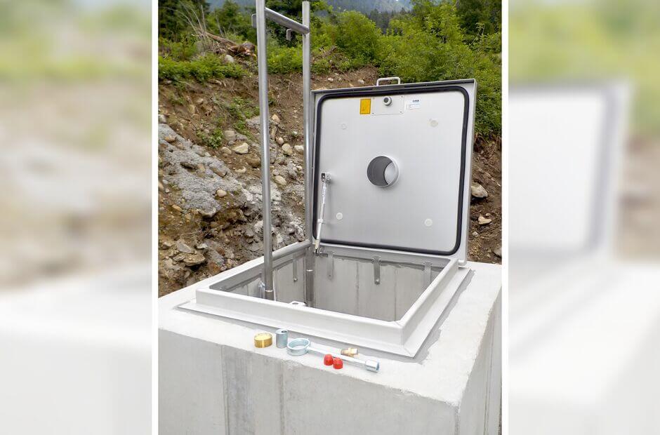 HUBER manhole cover SD3/RC3, opened HUBER manhole cover SD3/RC3, opened