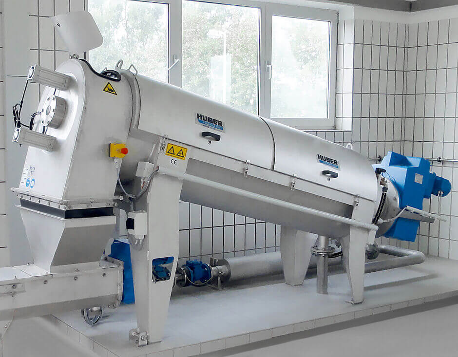 HUBER Schneckenpresse Q-PRESS® reduziert Entsorgungskosten für Schlamm. Fest installierte Q-PRESS® 440.2 für 3 m³/h