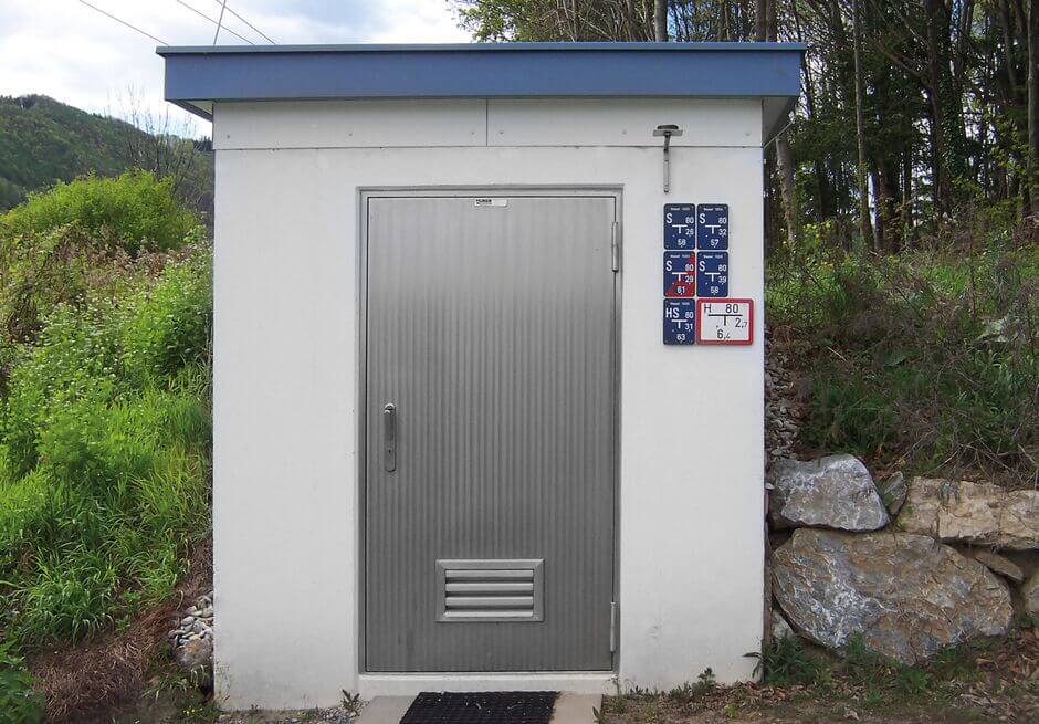 Porta de Segurança HUBER com Clarabóia Porta de Segurança HUBER com Clarabóia