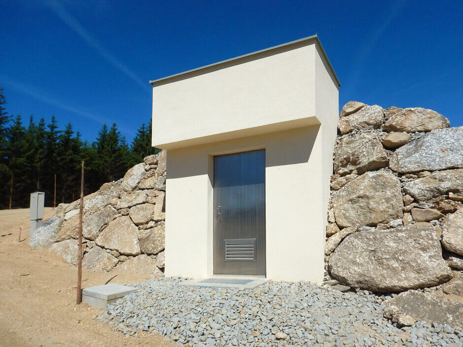 Porta de segurança antirroubo HUBER como acesso a um reservatório de água potável Porta de segurança antirroubo HUBER como acesso a um reservatório de água potável