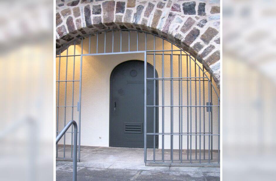 Porta de segurança HUBER com design antigo para combinar com o edifício Porta de segurança HUBER com design antigo para combinar com o edifício